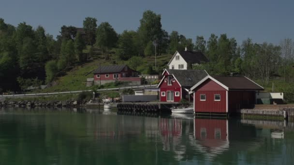 Noruega lago casas — Vídeo de stock