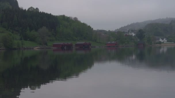 Noruega lago casas — Vídeos de Stock