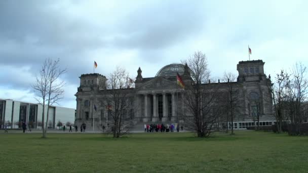 Ludzie o budynek Reichstagu — Wideo stockowe