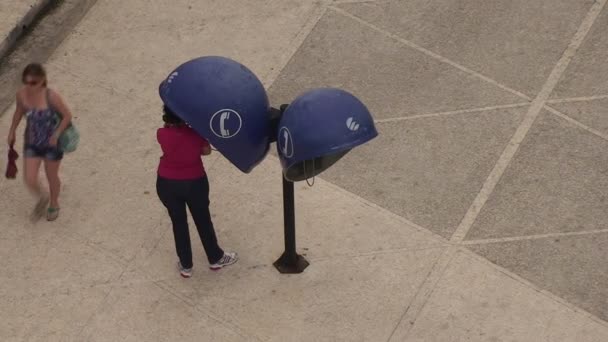 Teléfonos urbanos cubanos — Vídeo de stock