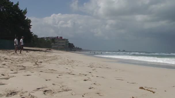 Vakantiegangers op het strand van Varadero — Stockvideo