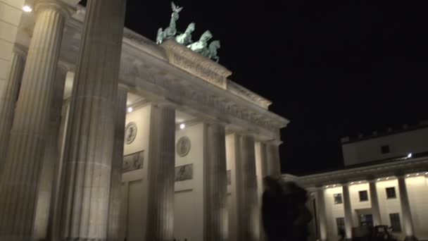 Бранденбурзьких воріт, найвідоміша пам'ятка Бельгії в Берліні — стокове відео