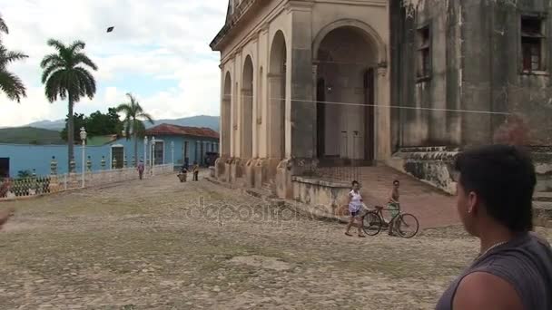 Chicos jugando con cometa en la plaza — Vídeo de stock