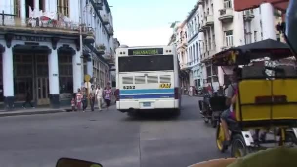 Guidare per le strade dell'Avana — Video Stock