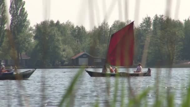 Filmación Barcos Con Turistas Lago Bovenwijde Giethoorn — Vídeo de stock