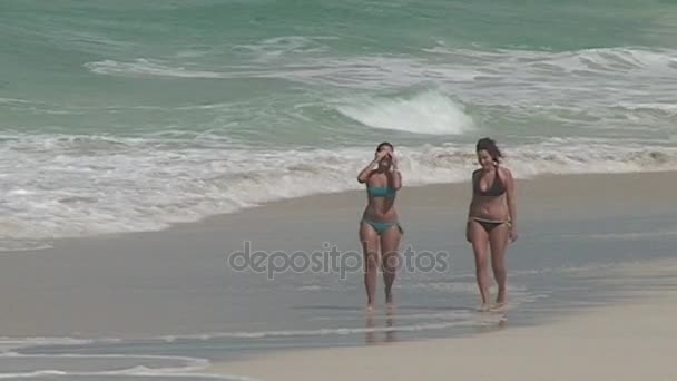 Sexy Mädchen zu Fuß am Strand — Stockvideo