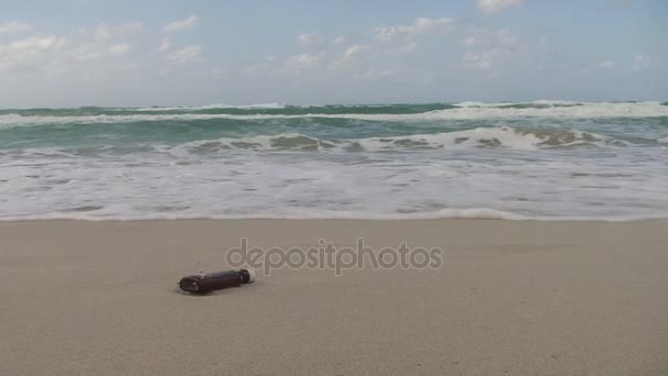 Flaschenpost auf See — Stockvideo