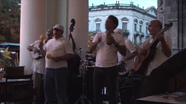 Μουσικοί παίζουν συναυλία στη βεράντα — Αρχείο Βίντεο