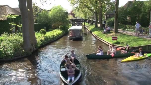 Beelden Van Boten Met Toeristen Kanaal Giethoorn — Stockvideo