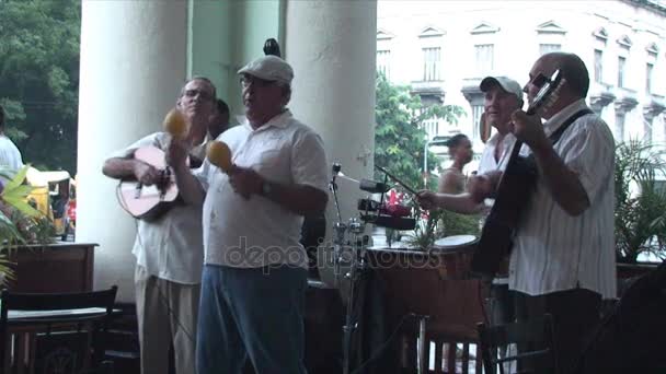 Salsa-Musiker spielen auf der Terrasse — Stockvideo