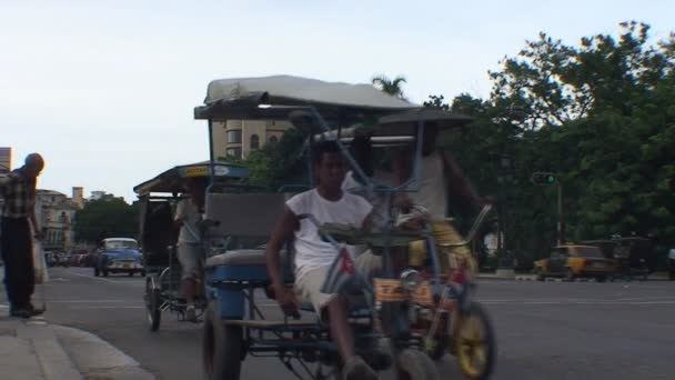 Triciclos que passam pela rua — Vídeo de Stock