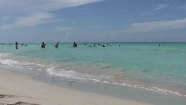 Varadero ビーチの行楽客 — ストック動画