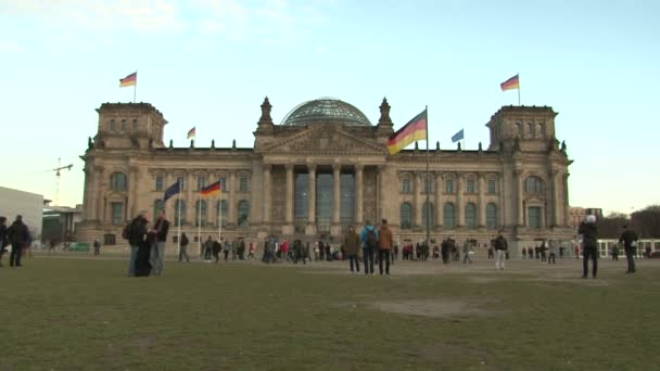 Personas en el edificio del Reichstag — Vídeo de stock