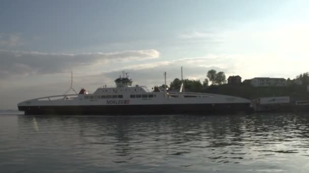 Μήκος Πόδηα Του Ferryboat Φόρτωσης Νορβηγία — Αρχείο Βίντεο