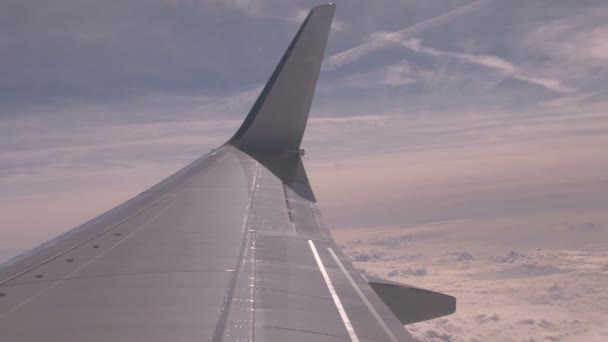 Ala de avión en el cielo con nubes — Vídeo de stock