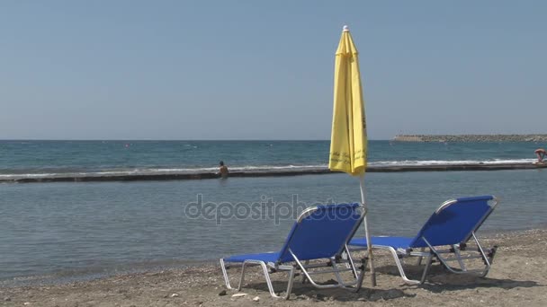 Leżaki i parasol na plaży — Wideo stockowe