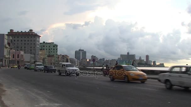 Движение на улицах Гаваны — стоковое видео