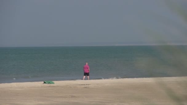 Filmati Hirtshals Uomo Prendere Sole Sulla Spiaggia — Video Stock