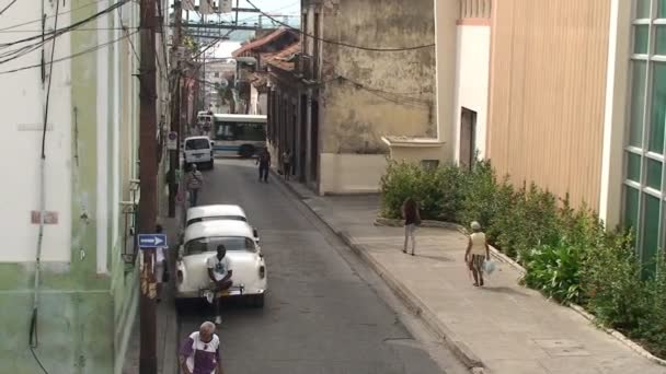 Paesaggio urbano con vecchia auto in strada — Video Stock