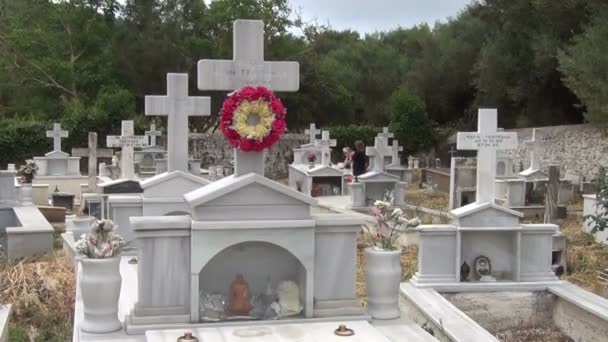 Menschen und Sonnenliegen am Strand von Porto Katsiki in Lefkada, Griechenland — Stockvideo