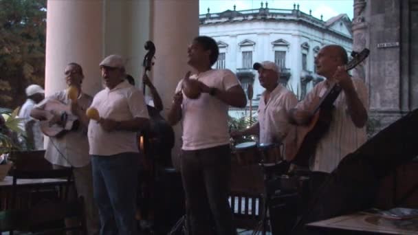 Muzikanten spelen concert op terras — Stockvideo