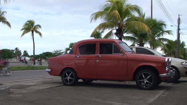 Oldtimer car i Cienfuegos, Kuba — Stockvideo