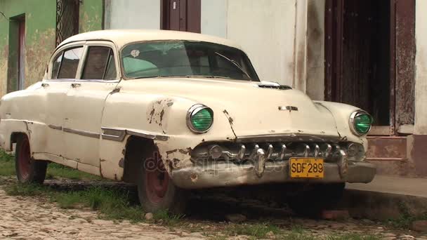 Автомобіль на вулиці міста Тринідад — стокове відео