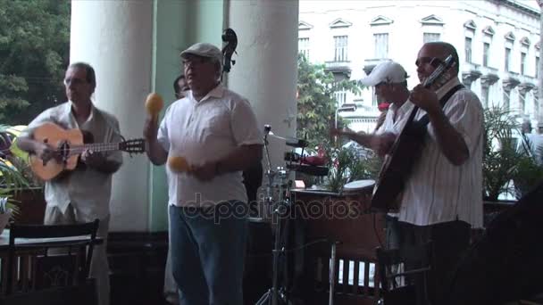 Salsa muzikanten spelen op terras — Stockvideo