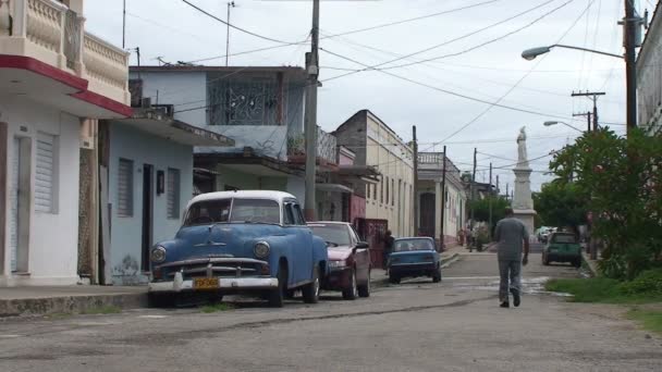 Oldtimer samochód w Cienfuegos na Kubie — Wideo stockowe