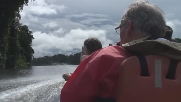 Surinam Palumeu Gölü Turist Grubu Tekne Ile Görüntüleri — Stok video