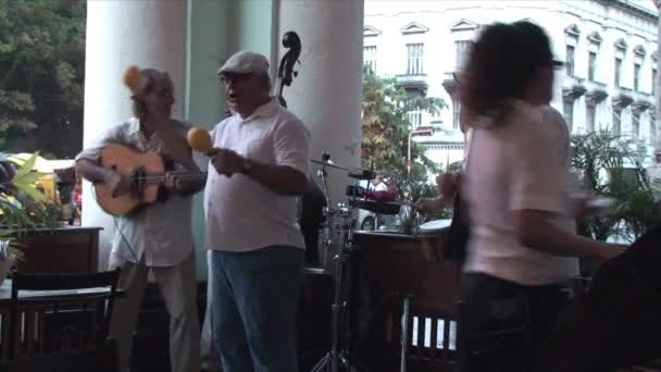 Сальса музыканты, играющие на террасе — стоковое видео