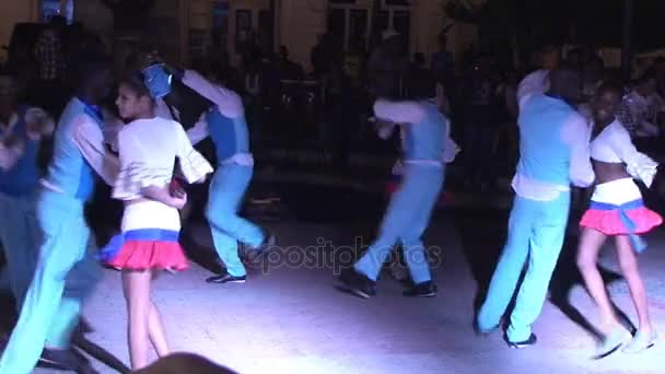 Танцоры Сальсы танцуют сальсу — стоковое видео