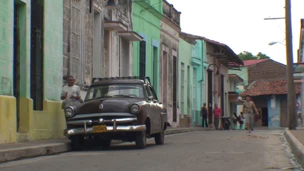 Eski araba ve Camagüey sömürge binaları — Stok video