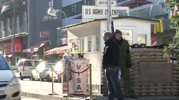 Berlin, Checkpoint Charlie — Stockvideo