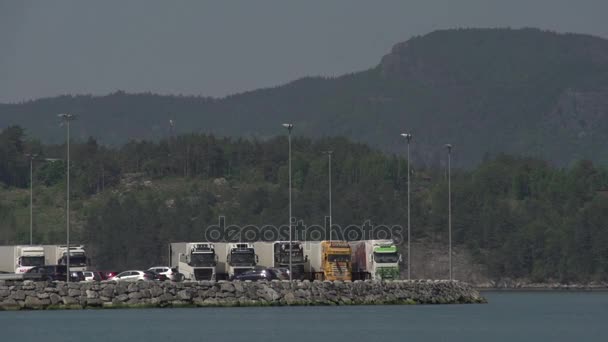 トラックでノルウェーの湖 — ストック動画