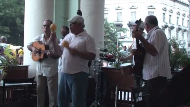 Salsa muzyków grających na taras — Wideo stockowe