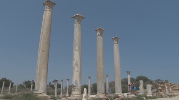 Turis berjalan di kota Yunani kuno — Stok Video