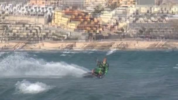 Kitesurfistas en la playa de La Gomera — Vídeos de Stock
