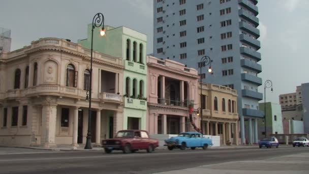 Tráfico en las calles de La Habana — Vídeo de stock