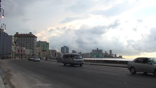 Verkehr auf den Straßen von Havanna — Stockvideo