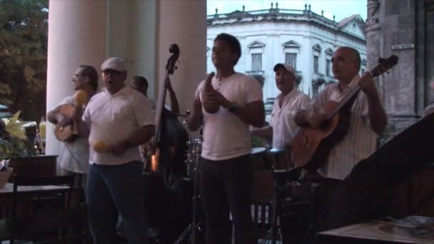 Muzikanten spelen concert op terras — Stockvideo