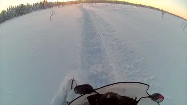 Turystyczna jazda na skuterze śnieżnym — Wideo stockowe