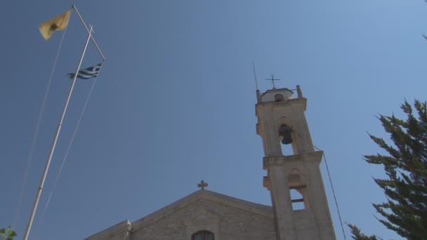 Vista na igreja e bandeiras — Vídeo de Stock