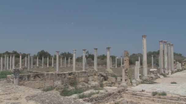 Туристи йдуть в давньогрецького міста — стокове відео