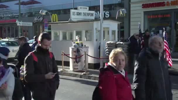 Berlin, Checkpoint Charlie — Stockvideo