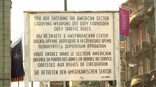 Checkpoint Charlie, Schild an der Grenze — Stockvideo