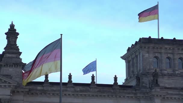 Berlín Banderas Edificio Del Reichstag Cámara Lenta — Vídeo de stock