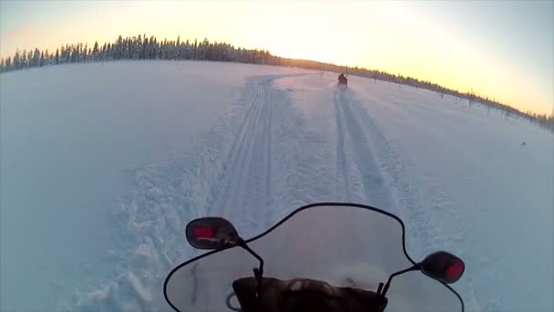 Turystyczna jazda na skuterach śnieżnych — Wideo stockowe