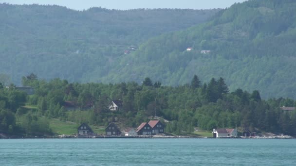 ノルウェーの湖の家 — ストック動画