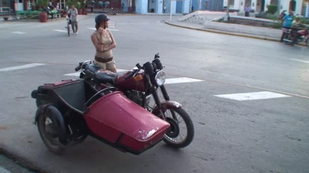 路上の三輪車を持つ少女 — ストック動画